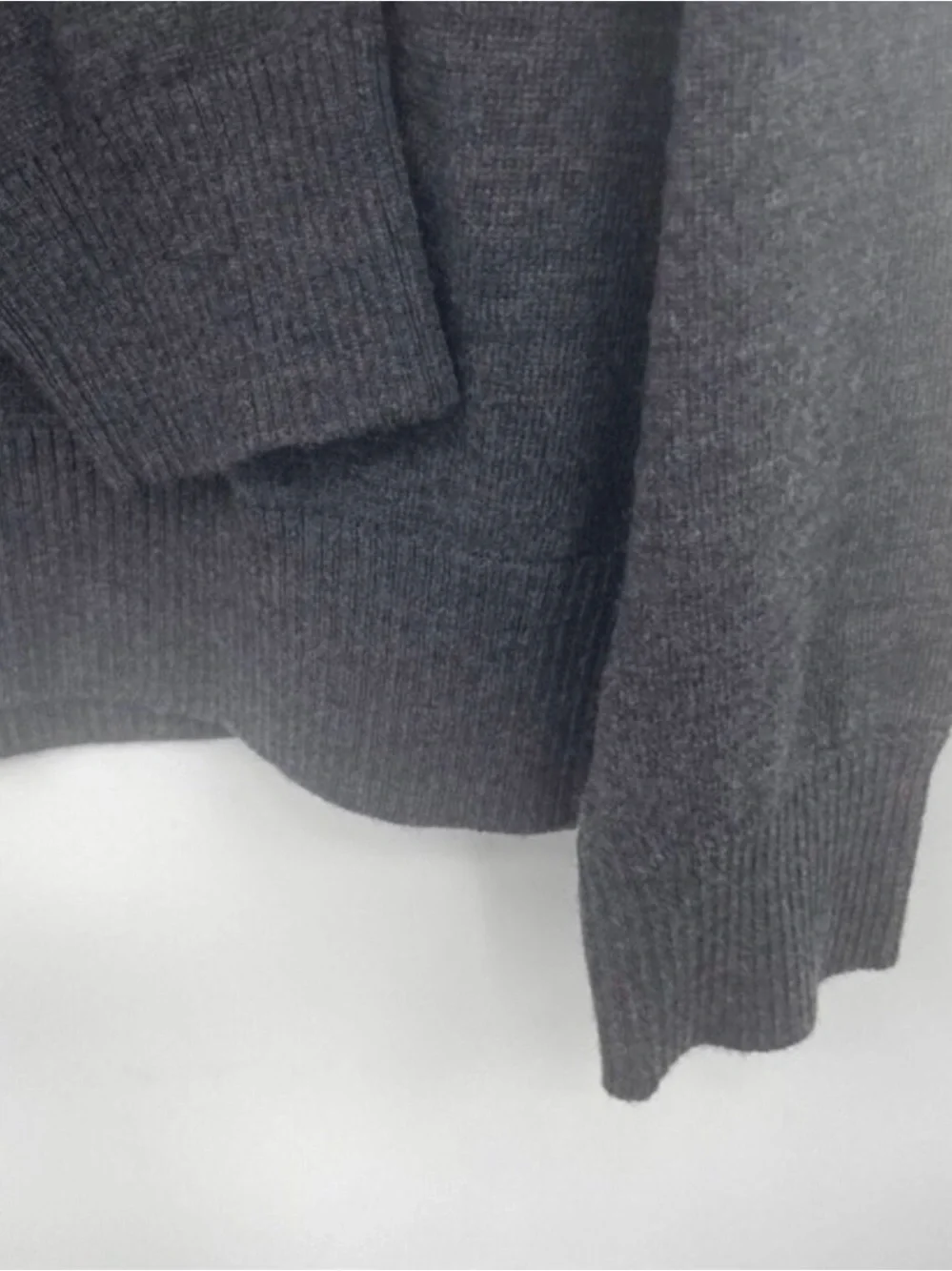 Banana Republic Charcoal V-Neck Merino Wool Classic Lightweight Sweater Size M
